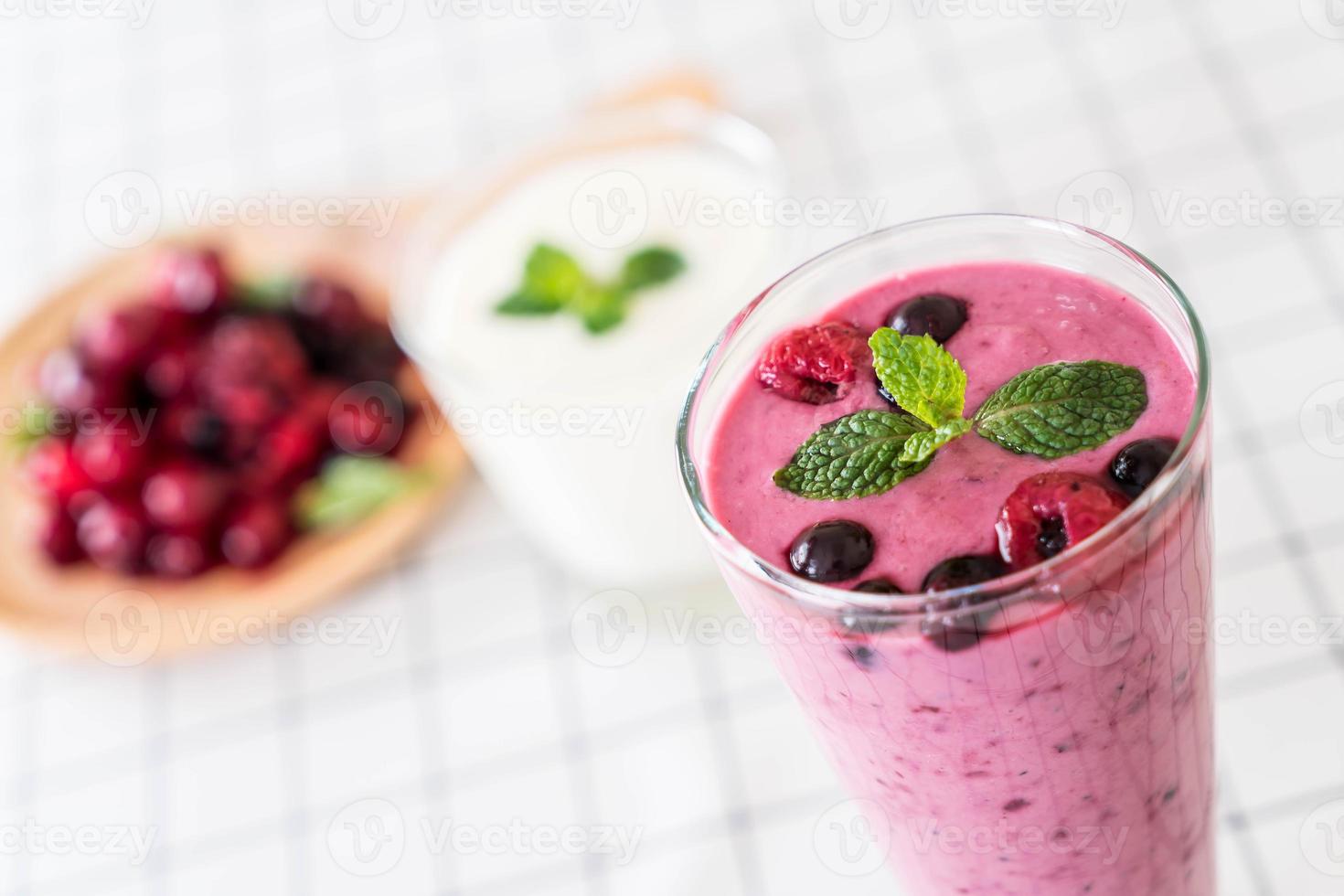 gemischte Beeren mit Joghurt-Smoothies auf dem Tisch foto