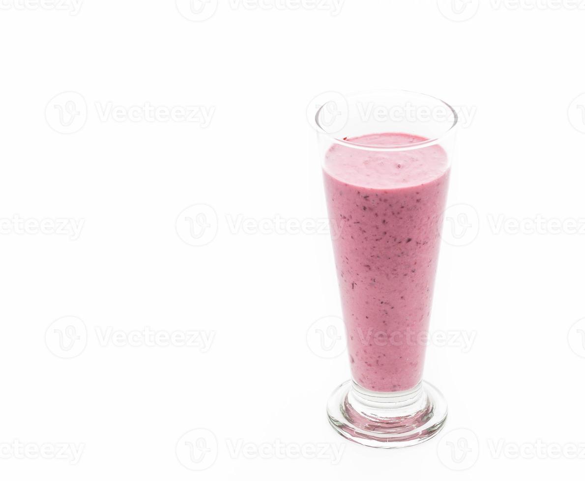 gemischte Beeren mit Joghurt-Smoothies auf weißem Hintergrund foto