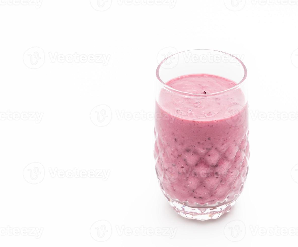 gemischte Beeren mit Joghurt-Smoothies auf weißem Hintergrund foto