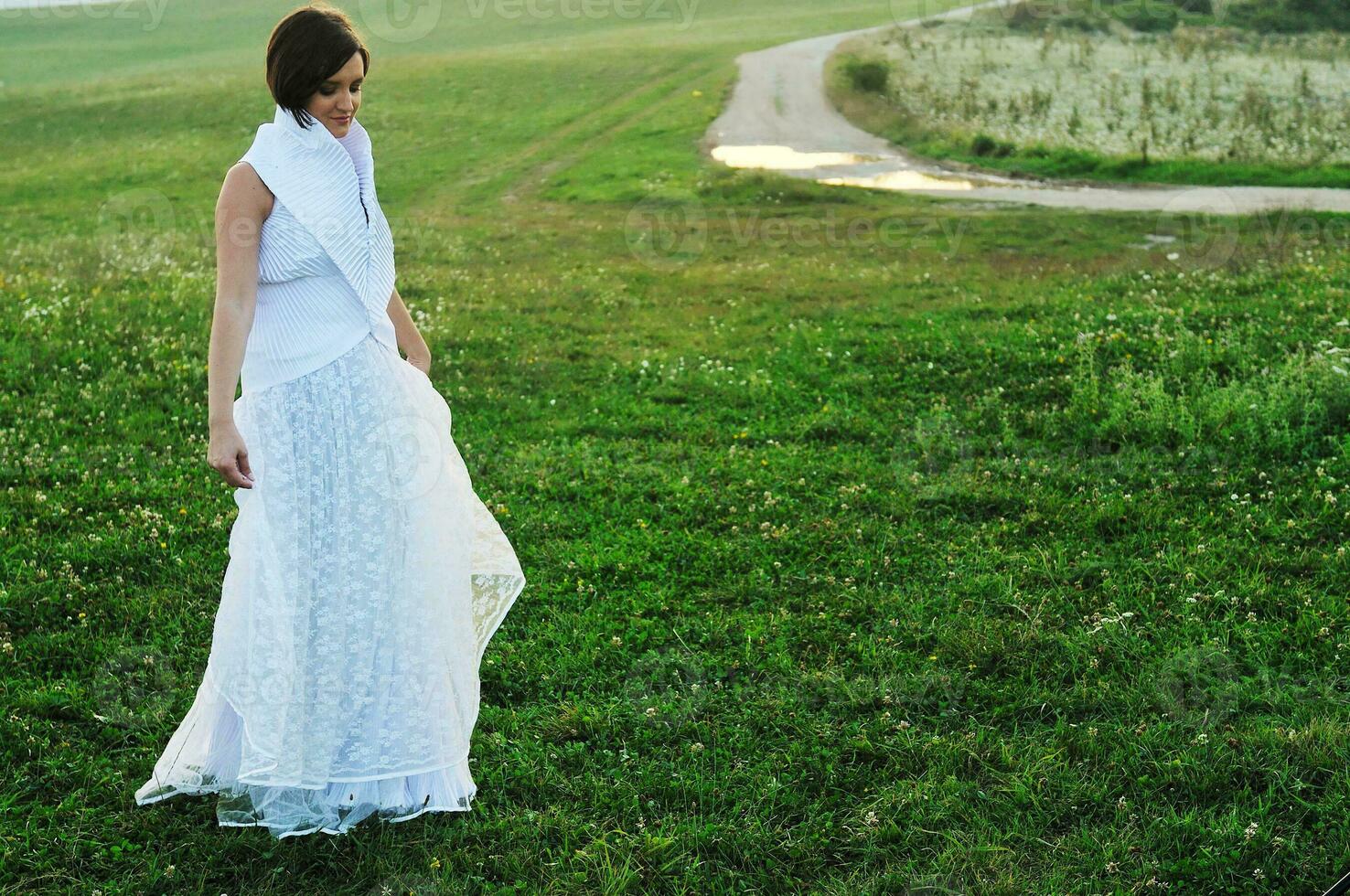 schöne Braut im Freien nach der Hochzeitszeremonie foto