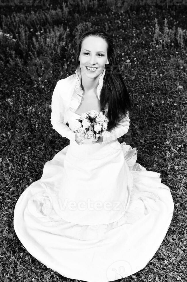 schöne Braut im Freien nach der Hochzeitszeremonie foto