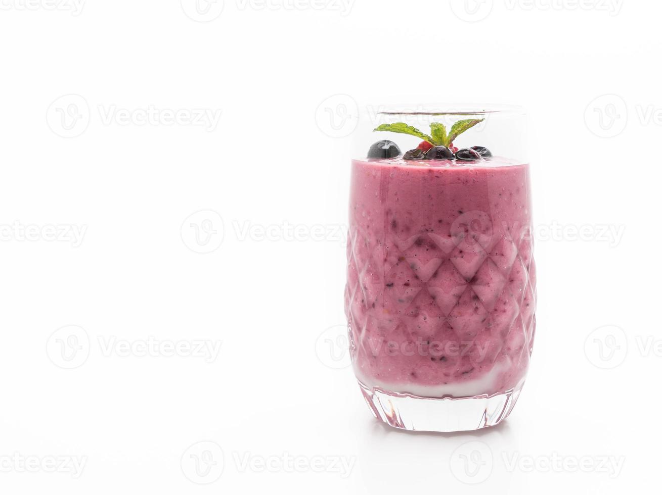 gemischte Beeren mit Joghurt-Smoothies auf weißem Hintergrund foto