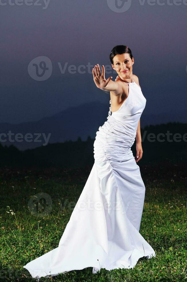 schöne Braut im Freien nach der Hochzeitszeremonie foto