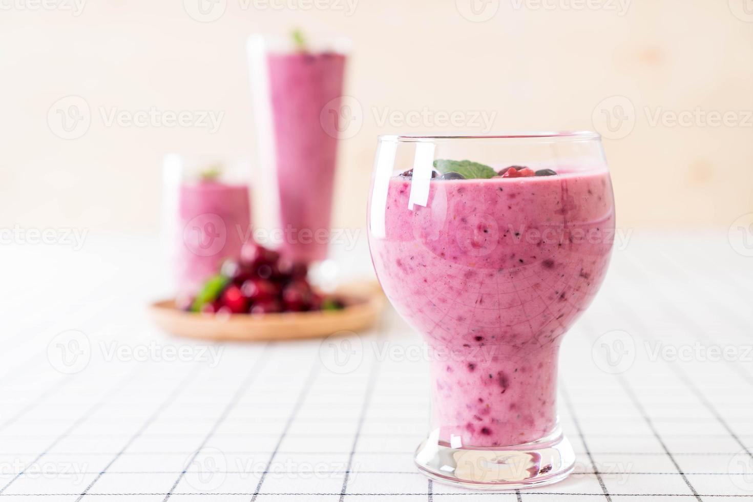 gemischte Beeren mit Joghurt-Smoothies auf dem Tisch foto