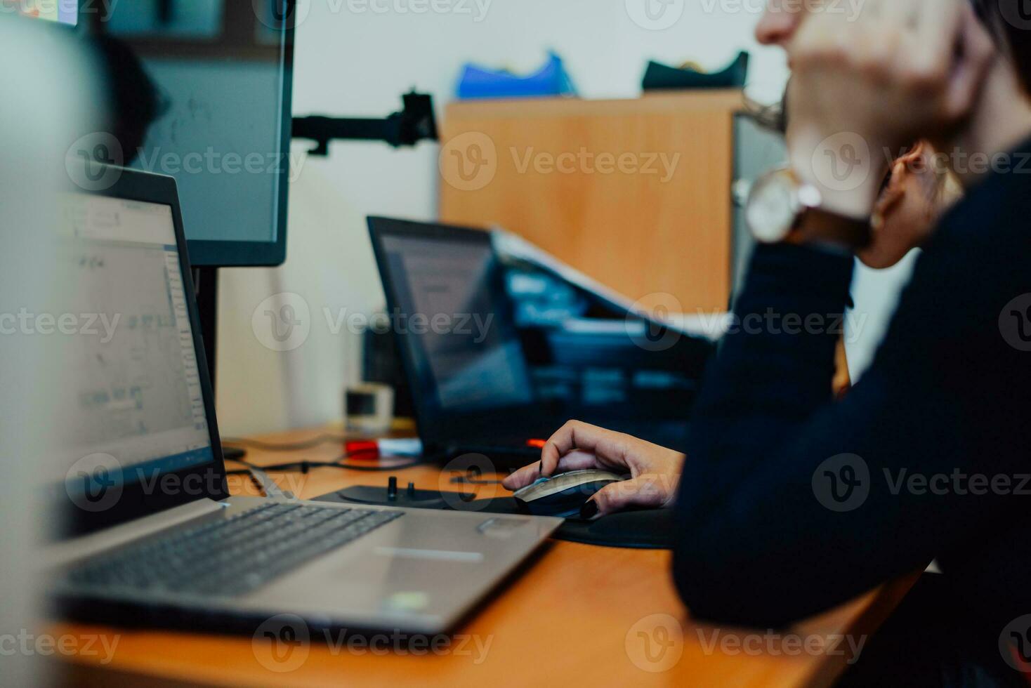 In der Schwerindustrie misst ein Wirtschaftsingenieur einer Fabrik mit einem Messschieber und entwirft auf einem PC ein 3D-Modell foto