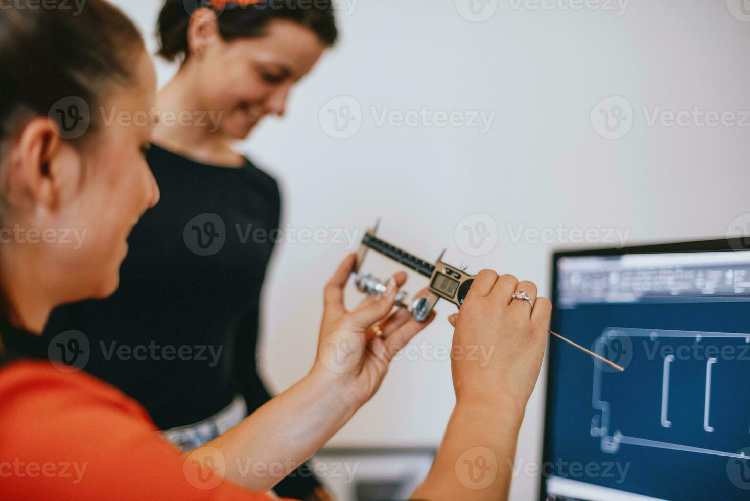 In der Schwerindustrie misst ein Wirtschaftsingenieur einer Fabrik mit einem Messschieber und entwirft auf einem PC ein 3D-Modell foto