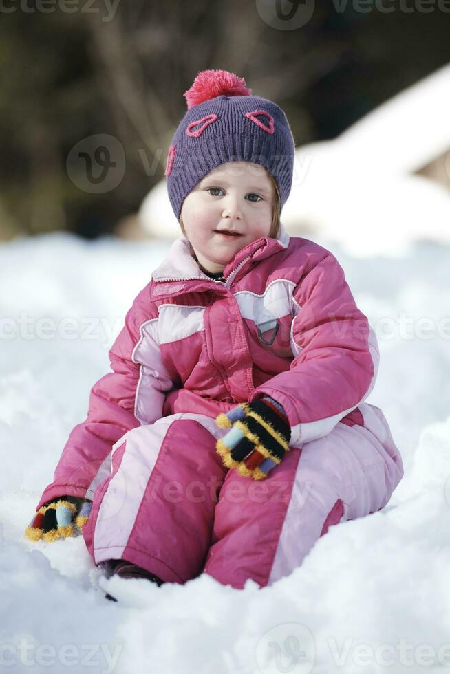 kleines Mädchen am Wintertag foto