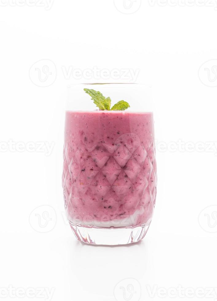 gemischte Beeren mit Joghurt-Smoothies auf weißem Hintergrund foto