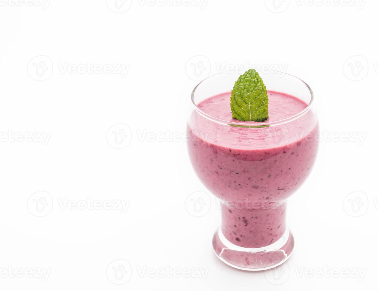 gemischte Beeren mit Joghurt-Smoothies auf weißem Hintergrund foto