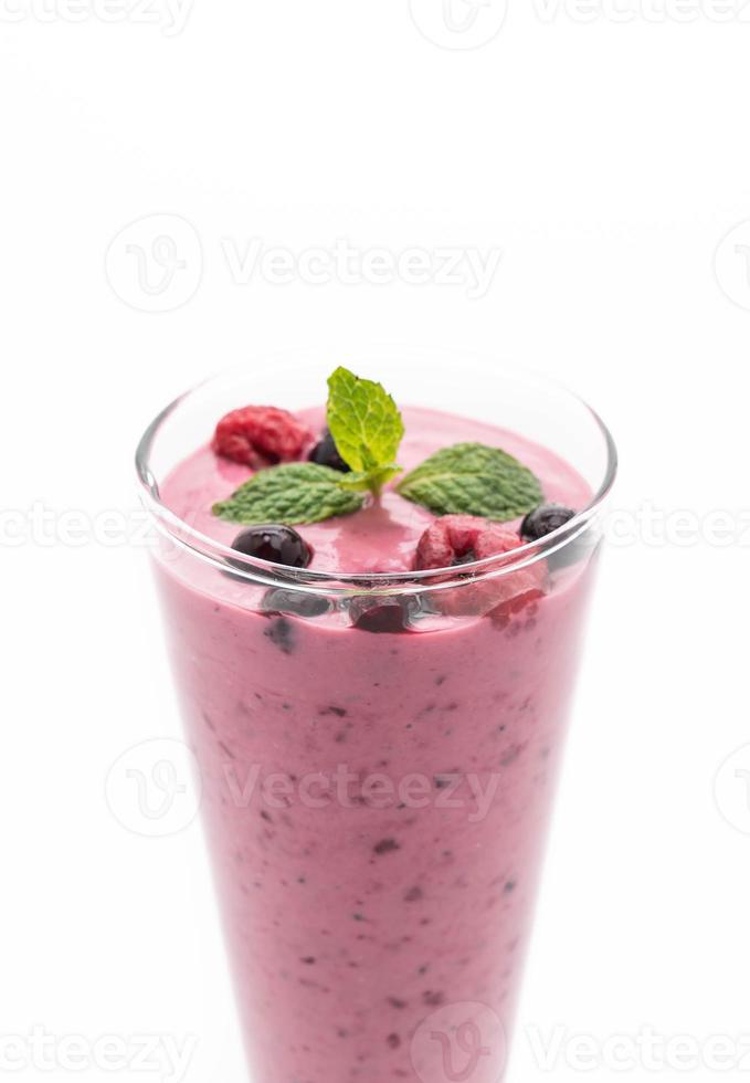 gemischte Beeren mit Joghurt-Smoothies auf weißem Hintergrund foto