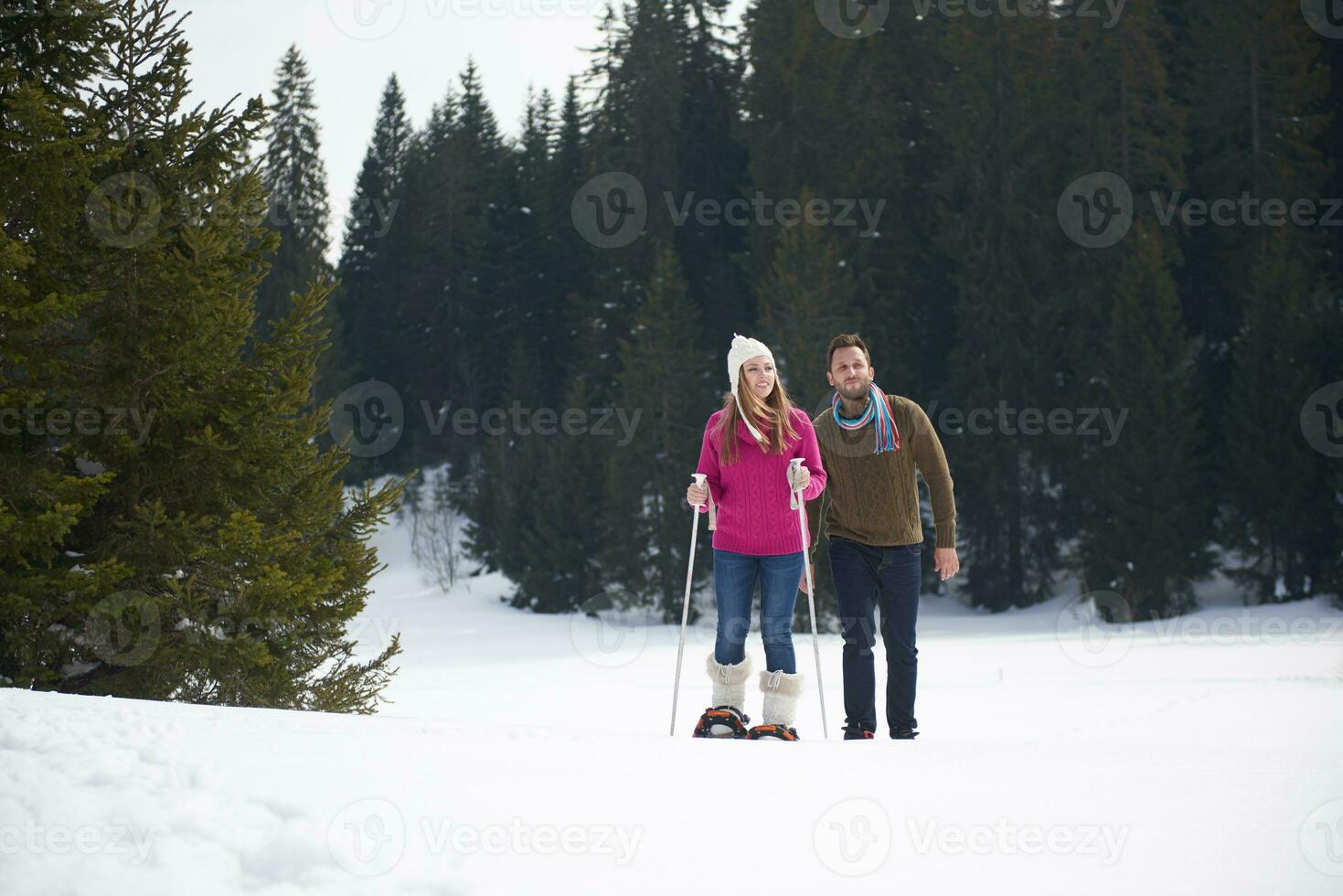 paar, das spaß hat und in schneeschuhen geht foto