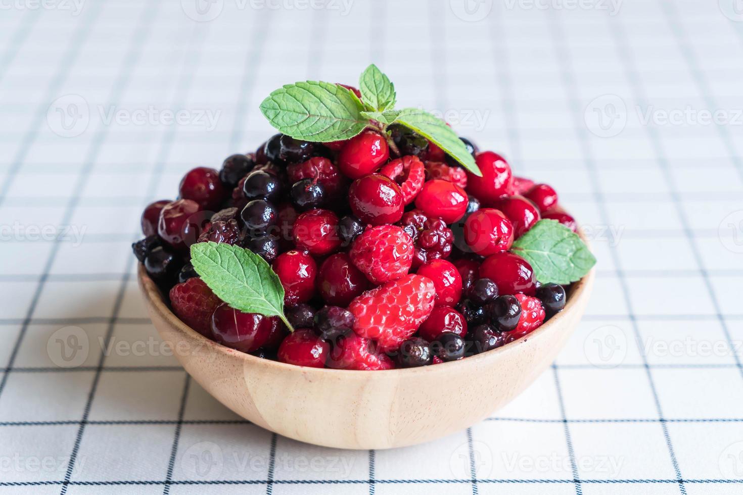 gefrorene gemischte Beeren auf dem Tisch foto