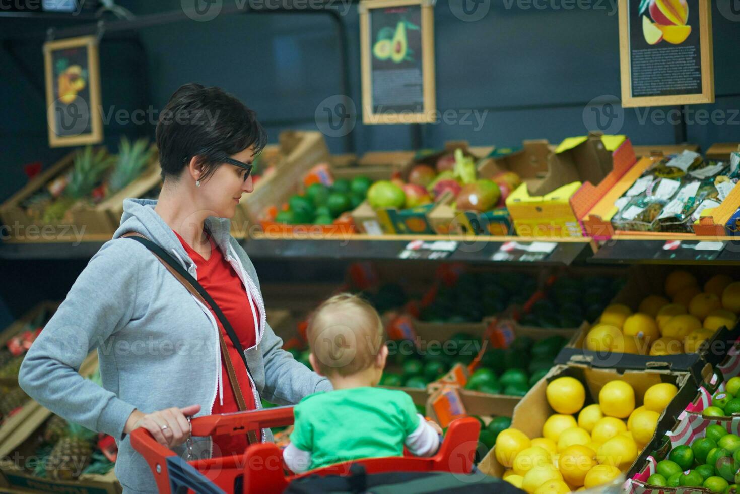 Mutter mit Baby beim Einkaufen foto