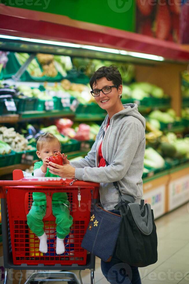 Mutter mit Baby beim Einkaufen foto