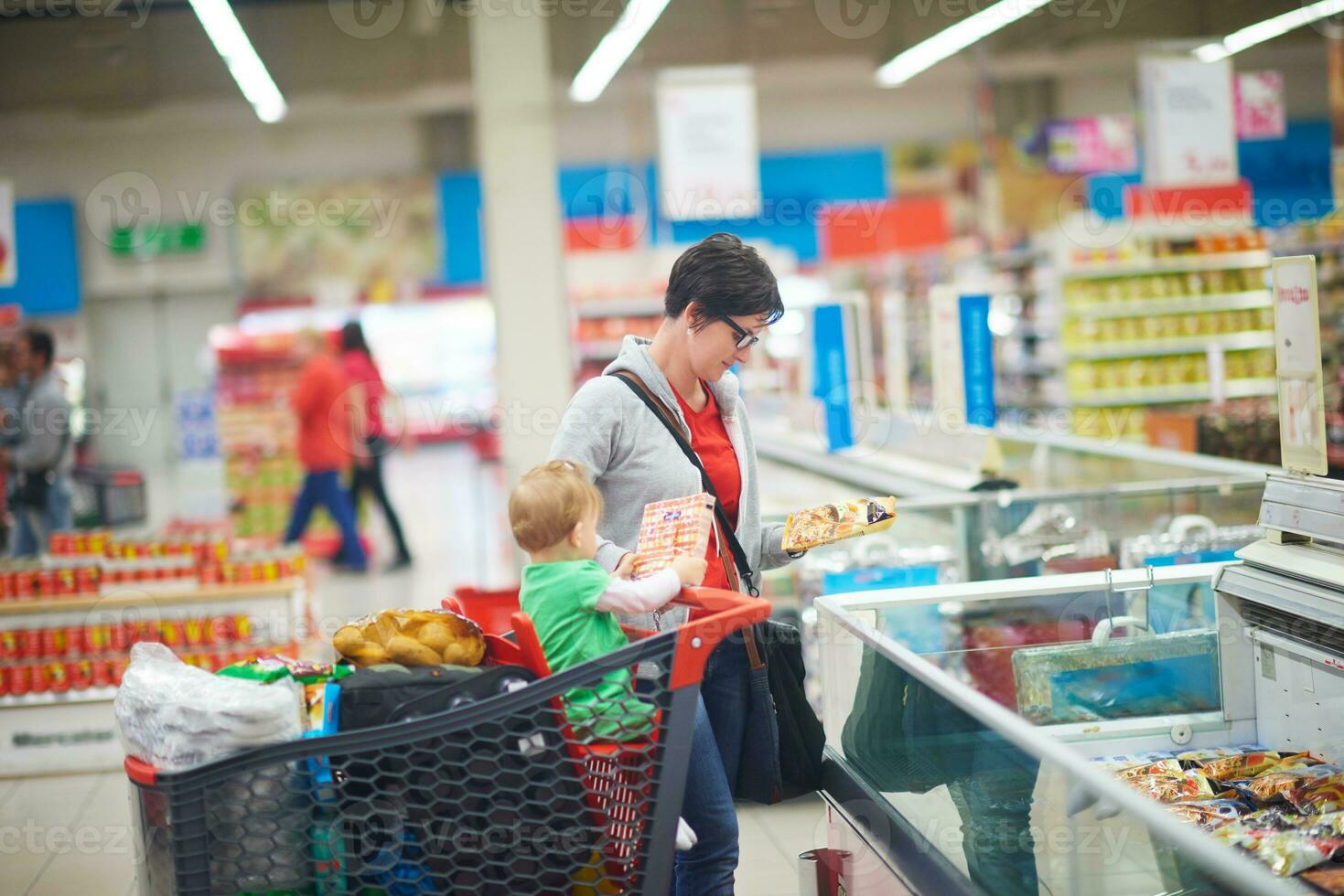 Mutter mit Baby beim Einkaufen foto