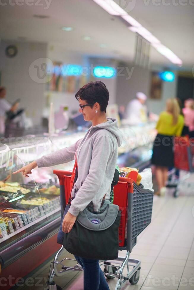 Frau im Supermarkt foto