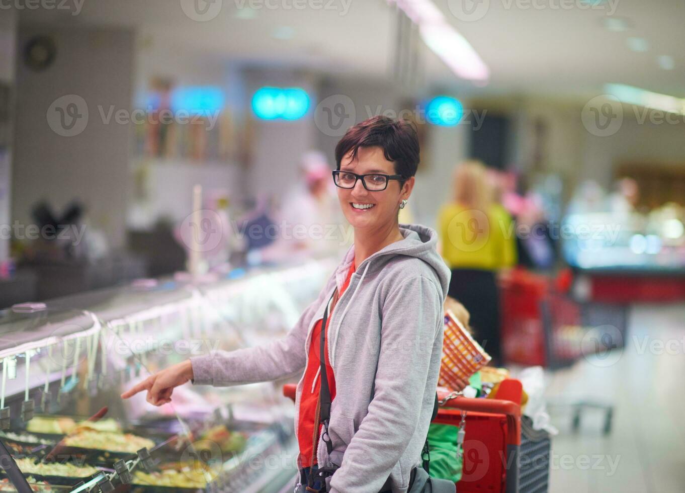 Frau im Supermarkt foto