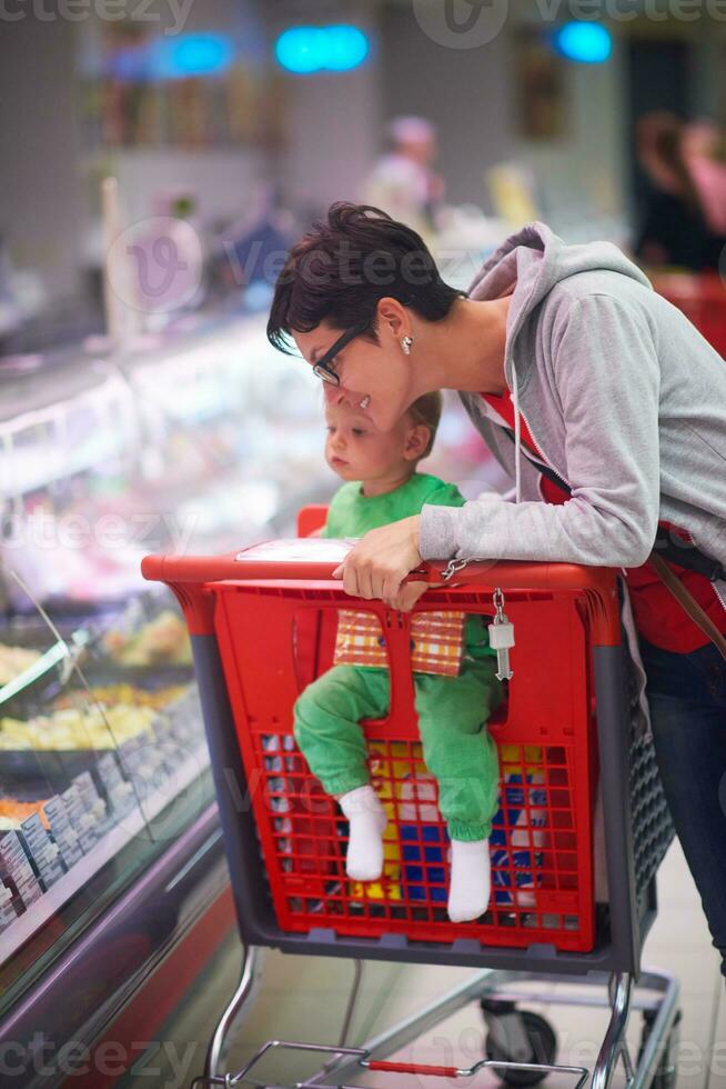 Mutter mit Baby beim Einkaufen foto