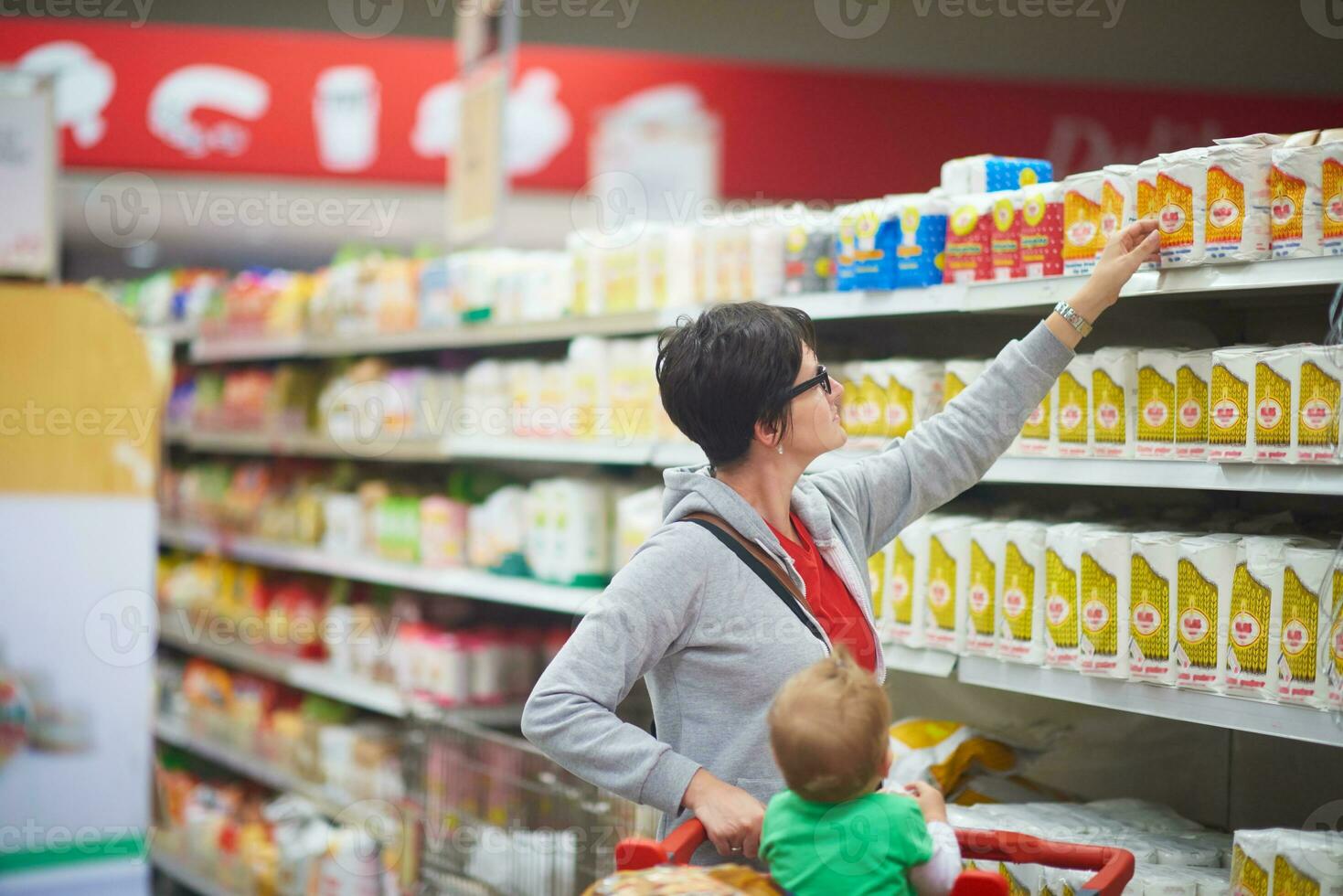 Mutter mit Baby beim Einkaufen foto