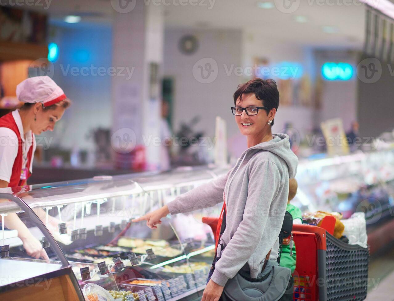 Frau im Supermarkt foto