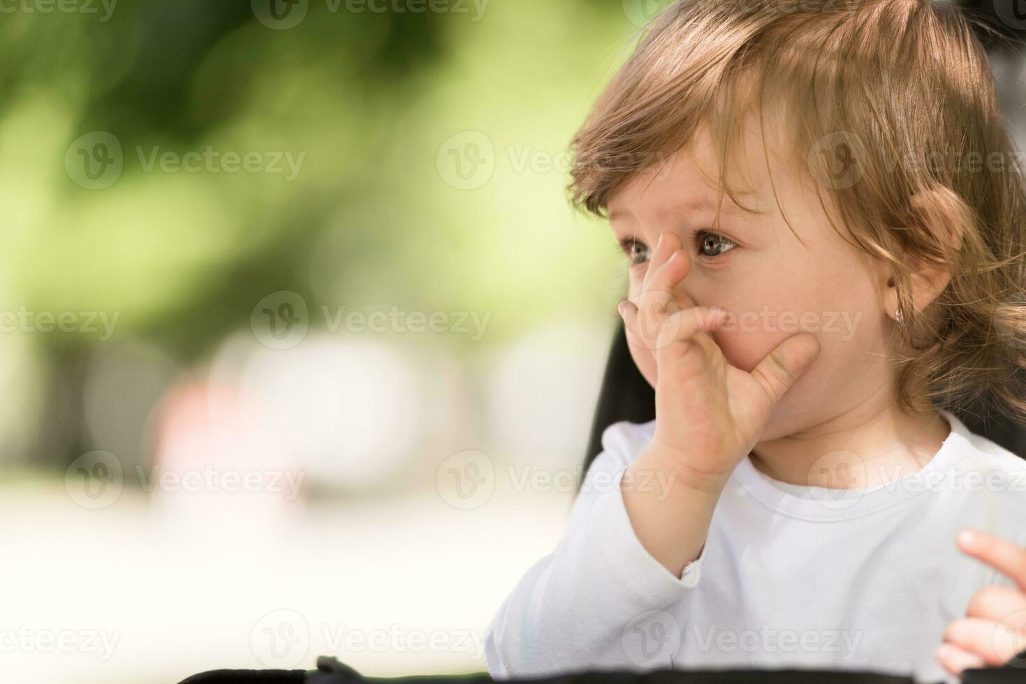 Babymädchen, das im Kinderwagen sitzt foto