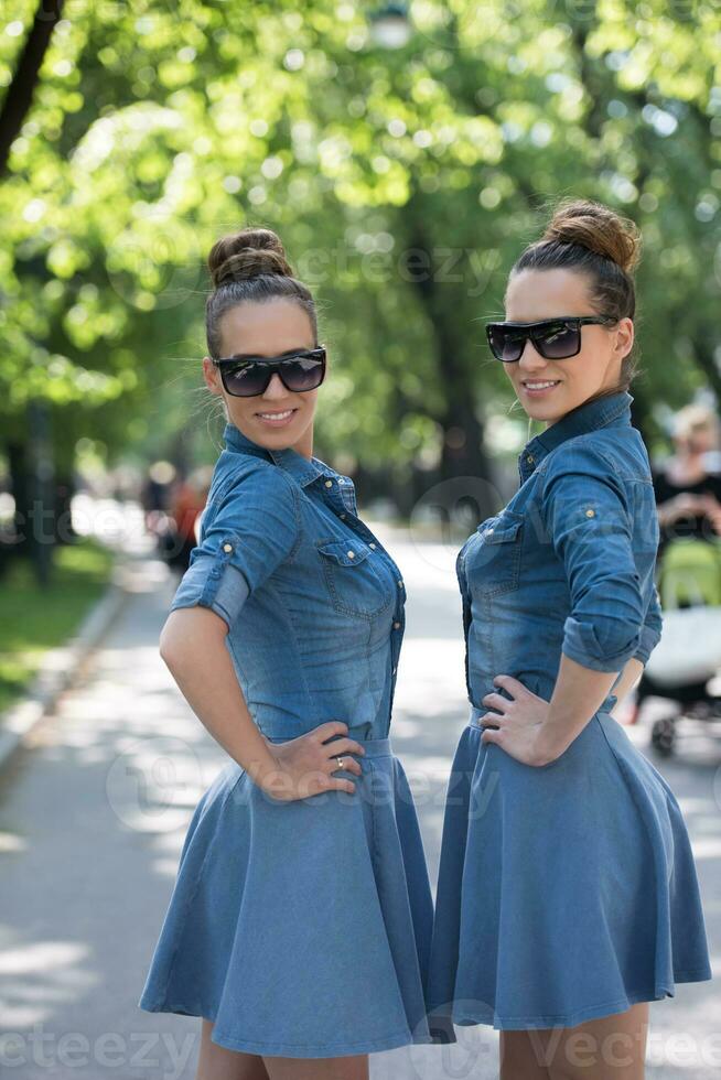 Zwillingsschwester mit Sonnenbrille foto