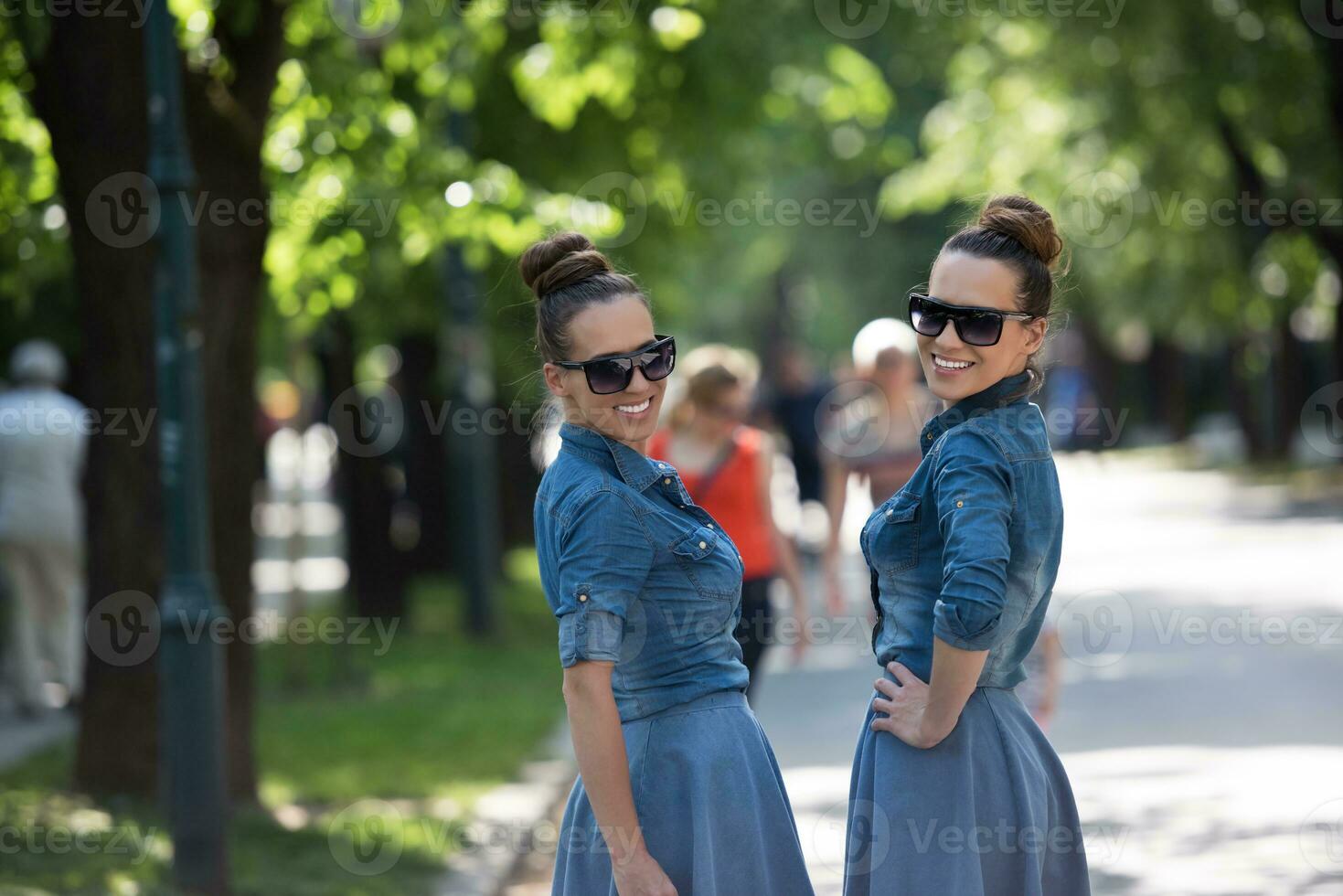Zwillingsschwester mit Sonnenbrille foto