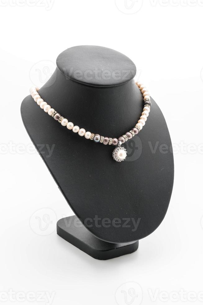 schöne und luxuriöse Halskette mit Schmuckständer auf weiß foto