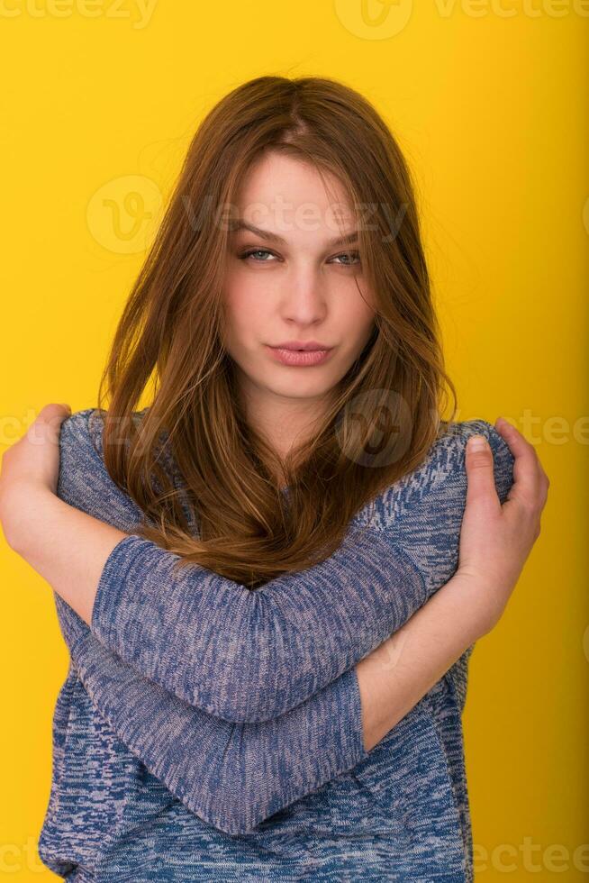 hübsche Frau, die mit ihrem langen, seidigen Haar spielt foto