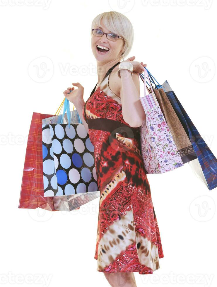 glückliche junge erwachsene frauen, die mit farbigen taschen einkaufen foto