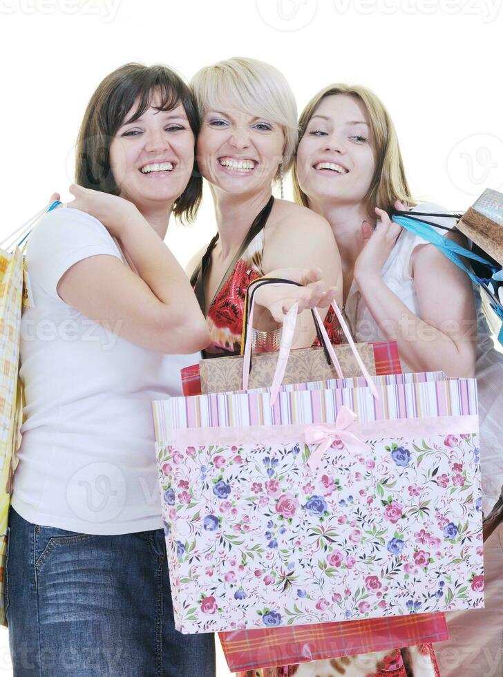 glückliche junge erwachsene frauen, die mit farbigen taschen einkaufen foto