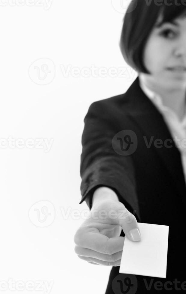 junge Geschäftsfrau, die leere Visitenkarte anzeigt foto