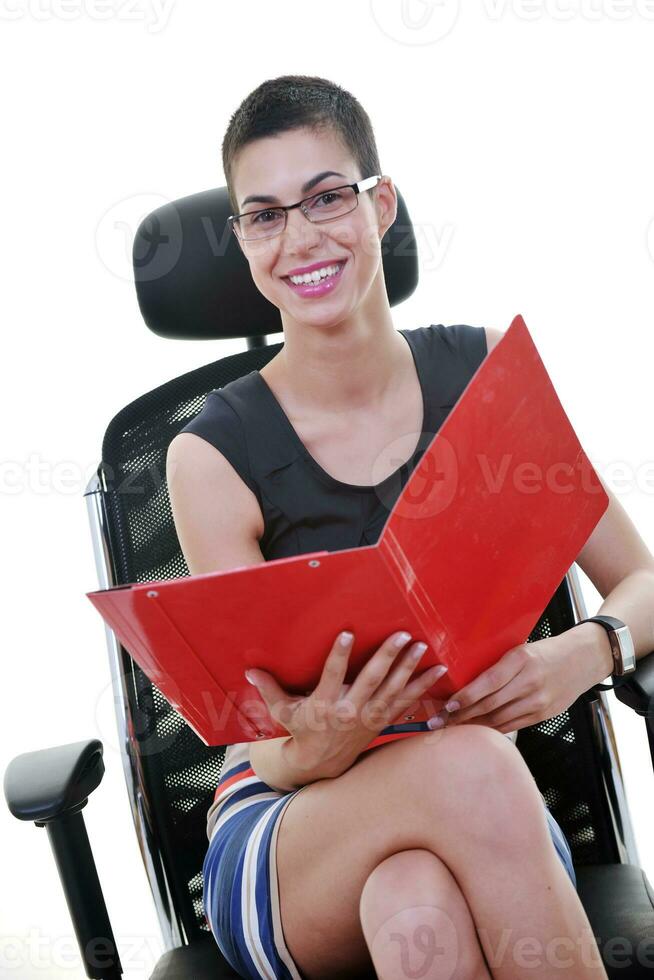 Brünette weiblich Modell- posieren auf Geschäft Stuhl foto