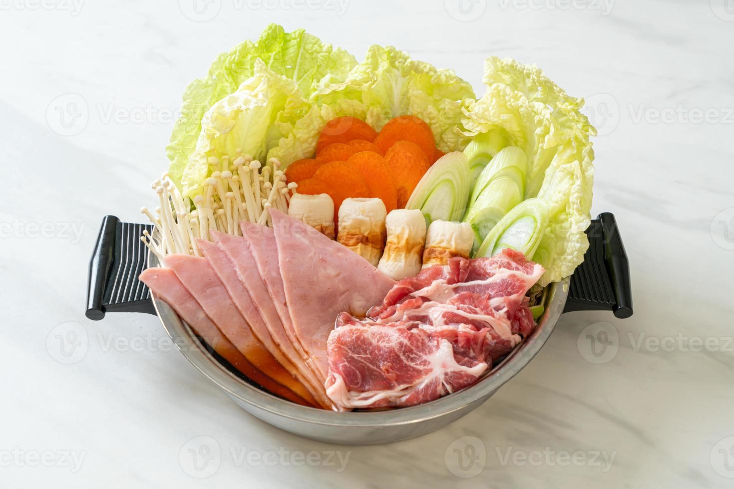 Sukiyaki oder Shabu Hot Pot schwarze Suppe mit rohem Fleisch und Gemüse - japanische Küche foto