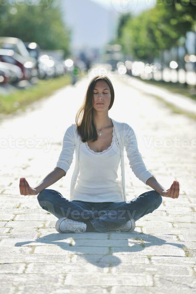 Yoga beim sonnig Straße foto