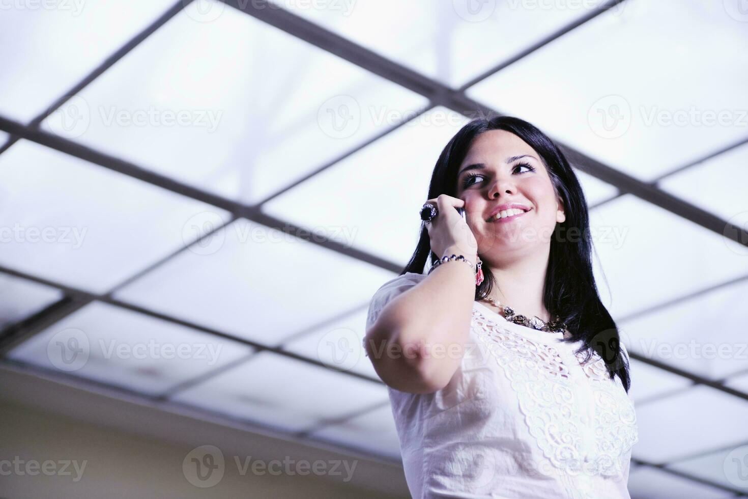 junge glückliche Geschäftsfrau, die per Handy spricht foto