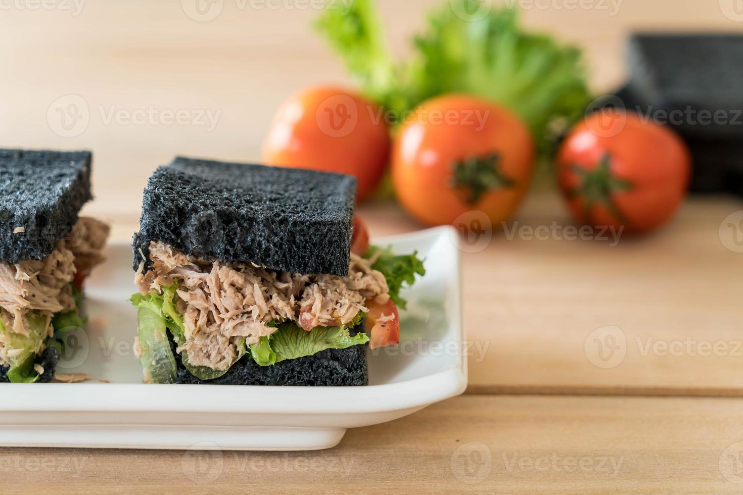 Thunfisch-Holzkohle-Sandwich auf Holzbrett foto
