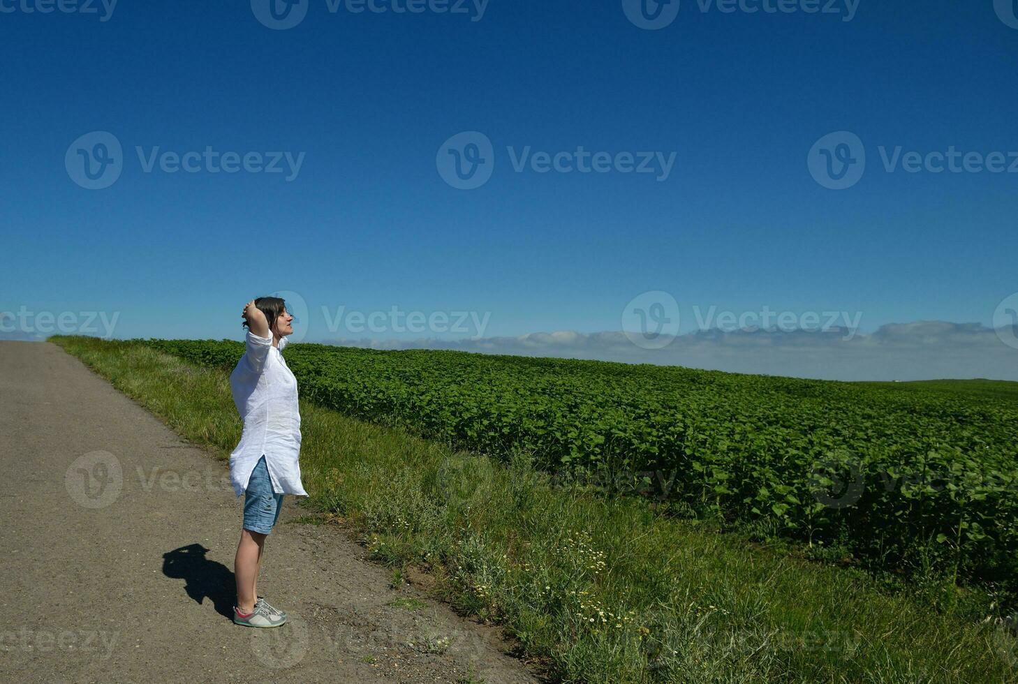 junge glückliche Frau im grünen Feld foto