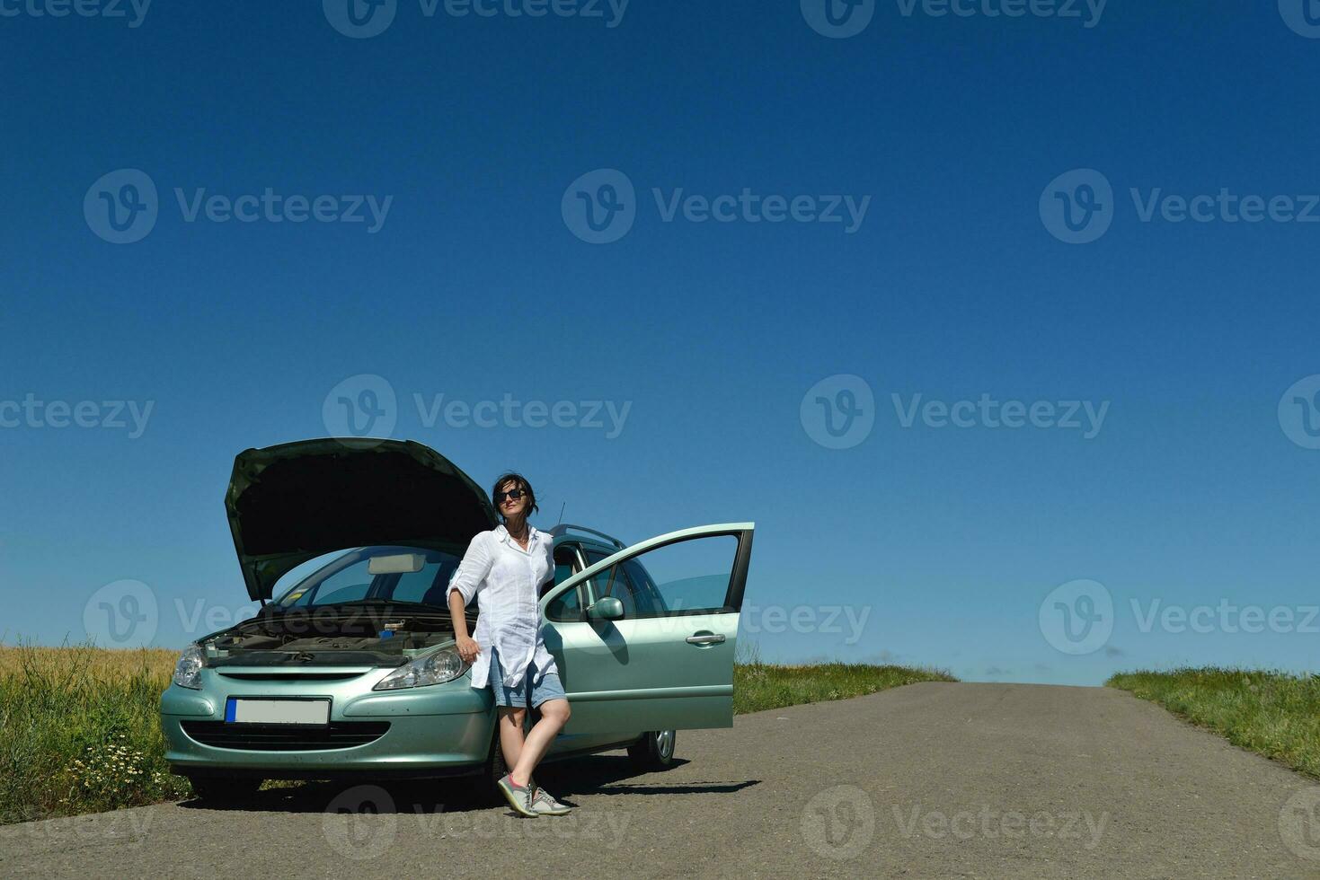 Frau mit kaputtem Auto foto