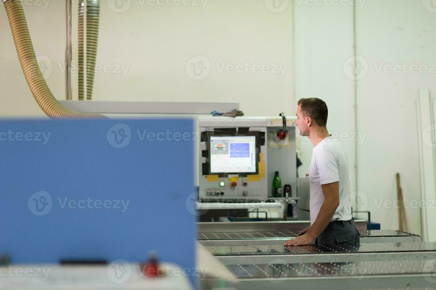 Arbeiter in einer Holzmöbelfabrik foto