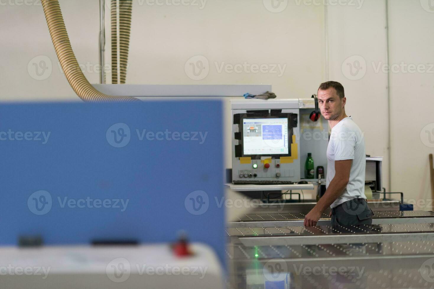 Arbeiter in einer Holzmöbelfabrik foto