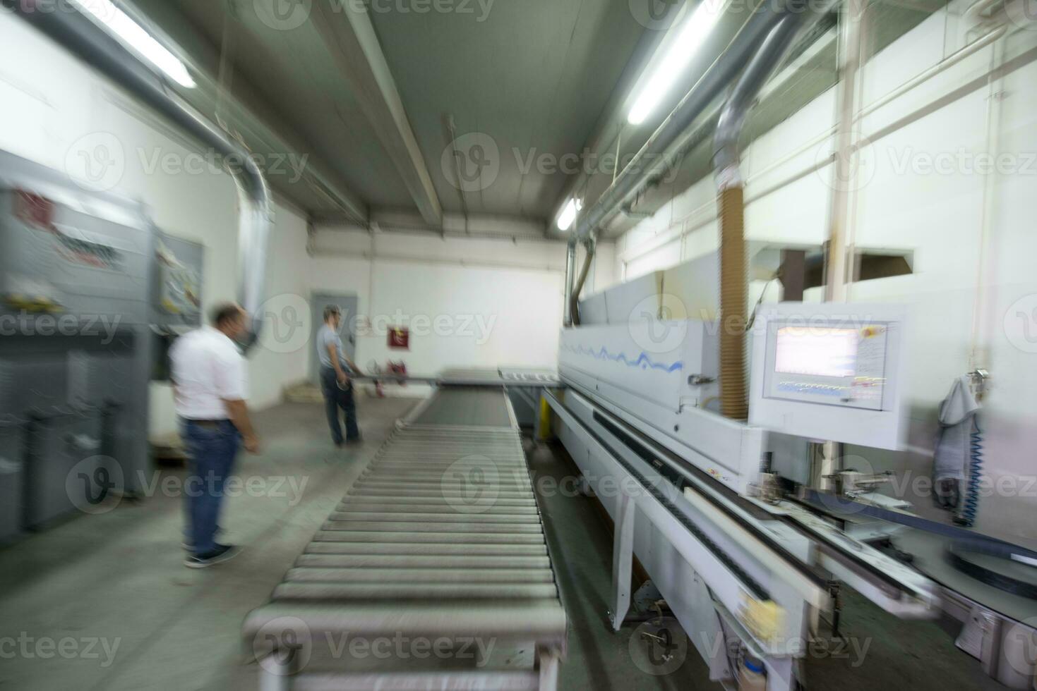 Arbeiter in einer Fabrik für Holzmöbel foto