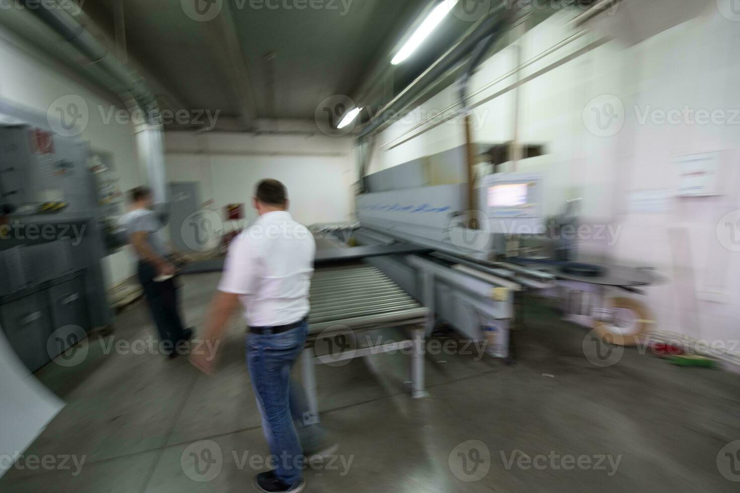 Arbeiter in einer Fabrik für Holzmöbel foto