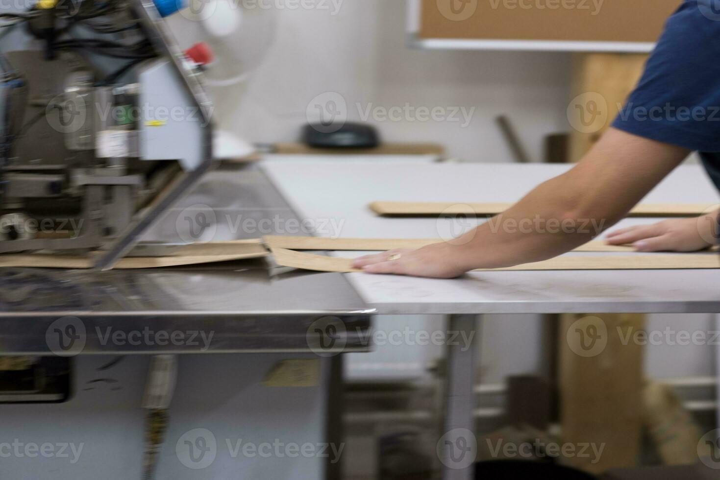 Ingenieur vor Holzschneidemaschine foto