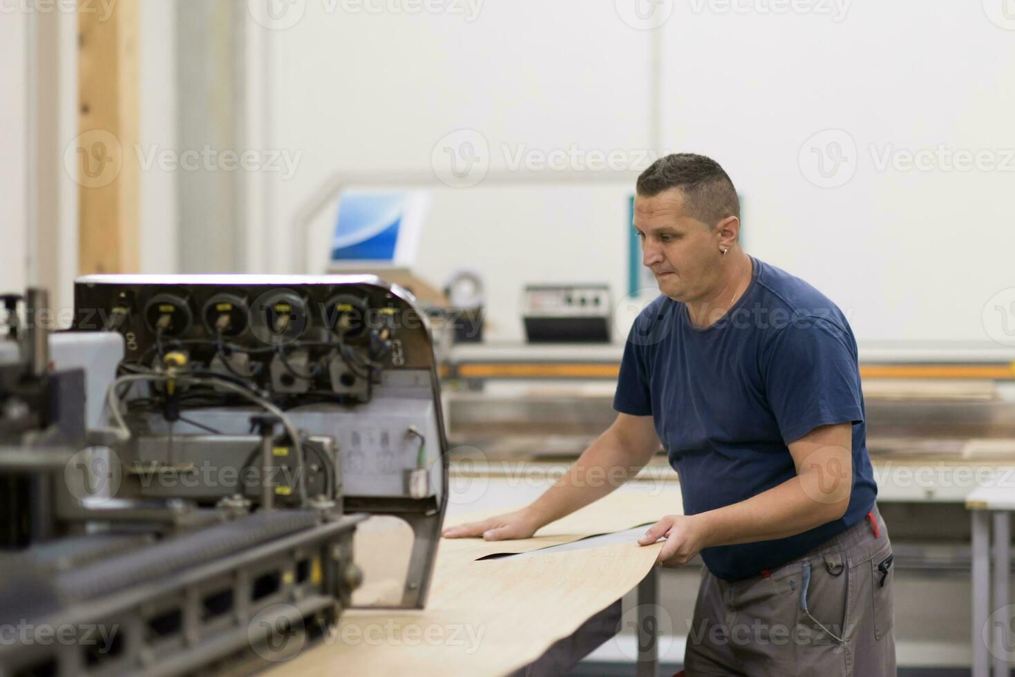 Arbeiter in einer Holzmöbelfabrik foto