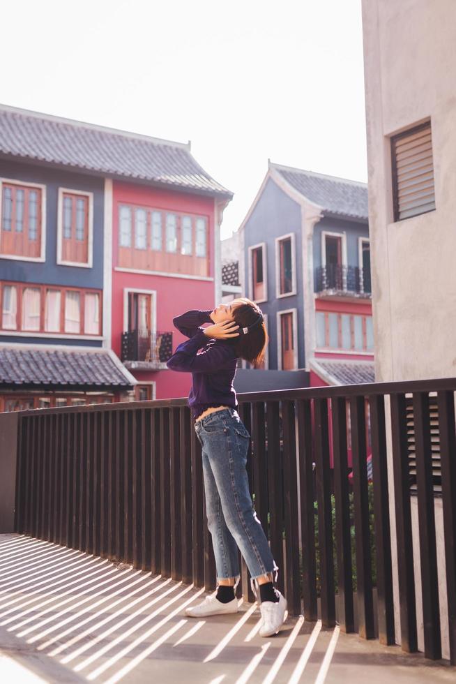 glückliche junge asiatische frau, die musik hört foto