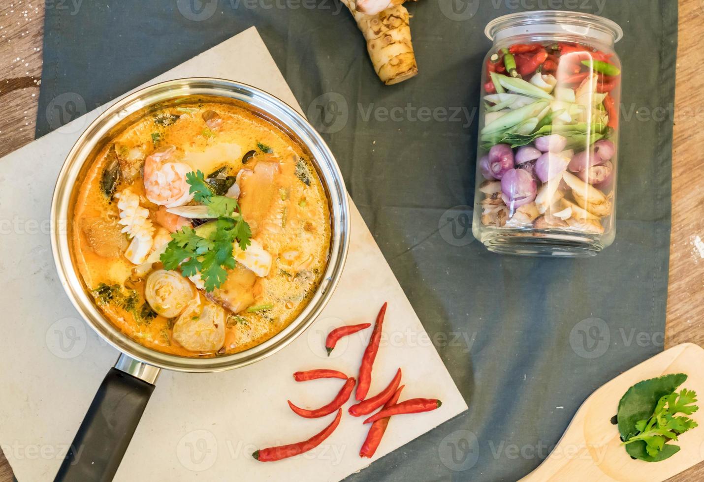 saure Meeresfrüchtesuppe oder Tom Yum Meeresfrüchte foto