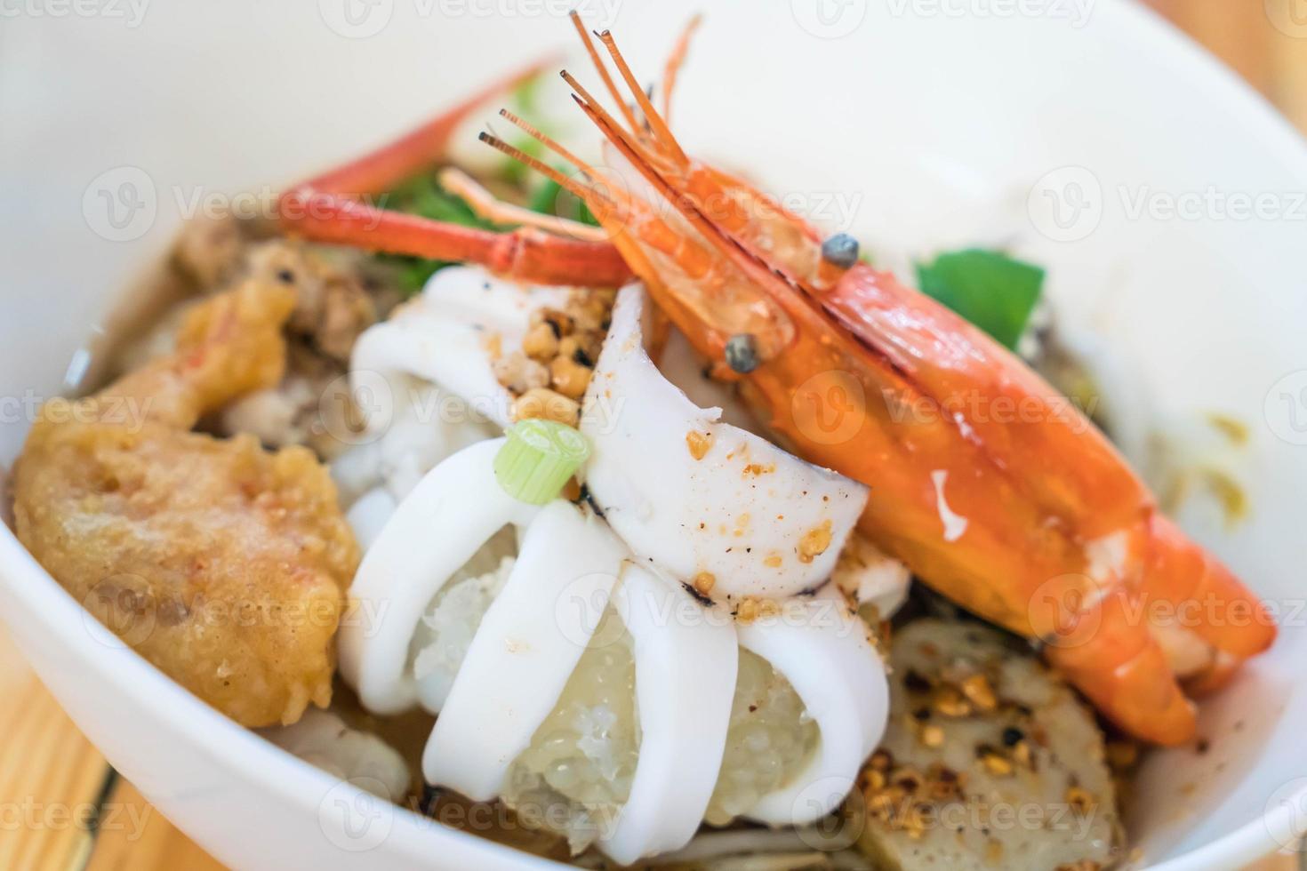 würzige Nudelsuppe mit asiatischen Meeresfrüchten foto