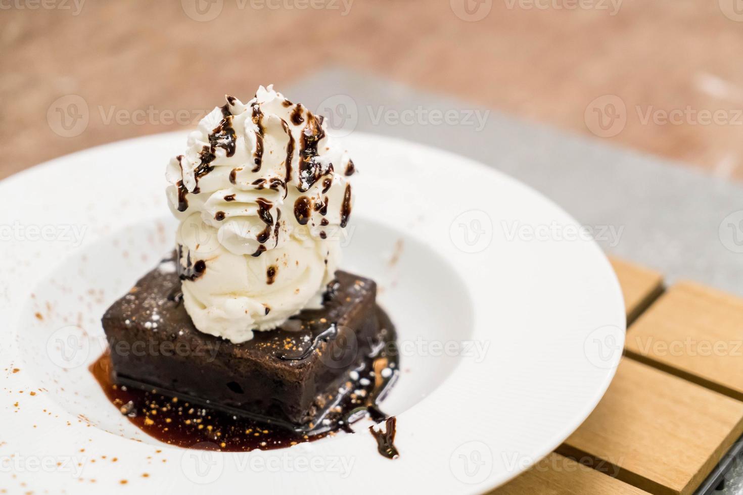 Brownie-Eisbecher mit einer Kugel Vanilleeis foto