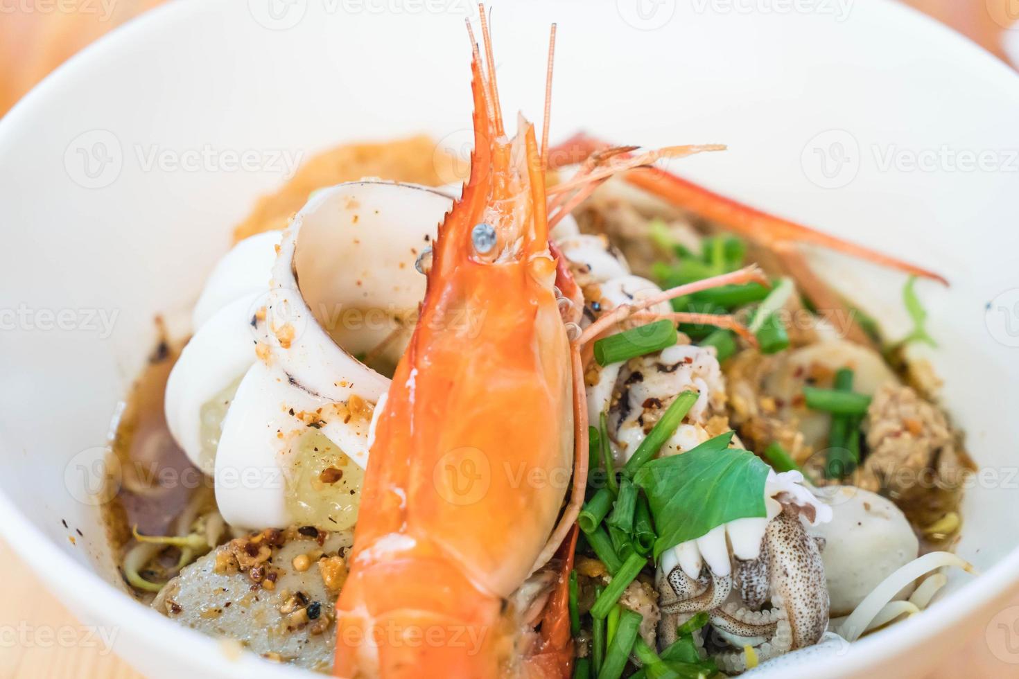 würzige Nudelsuppe mit asiatischen Meeresfrüchten foto